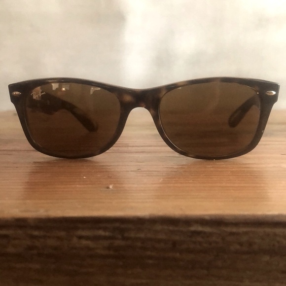 Women’s tortoise new wayfarer sunglasses in mint condition! - Picture 1 of 3